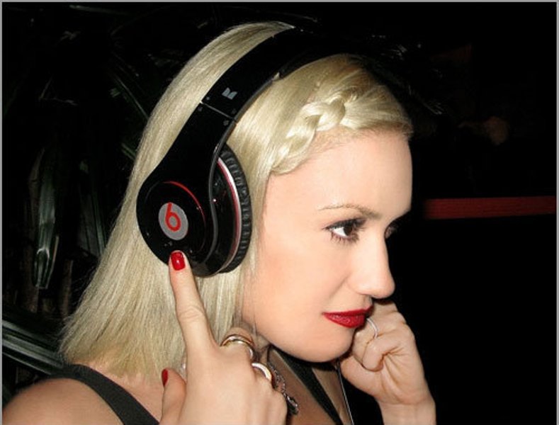 Gwen_Stefani_beats-headphones